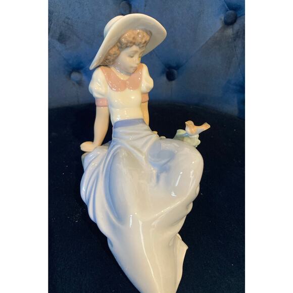 NAO by Lladro “Girl with Bird” Figurine #01042 –1987 With Box – Excellent item. - Picture 4 of 7